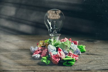 Değer Sorusu Nasıl İnşa Edilir metni. Müşteri ilişkileri için kavram demek müşteri ilişkileri için gerçekçi renkli ampuller, fikir işareti çözüm kavramı.