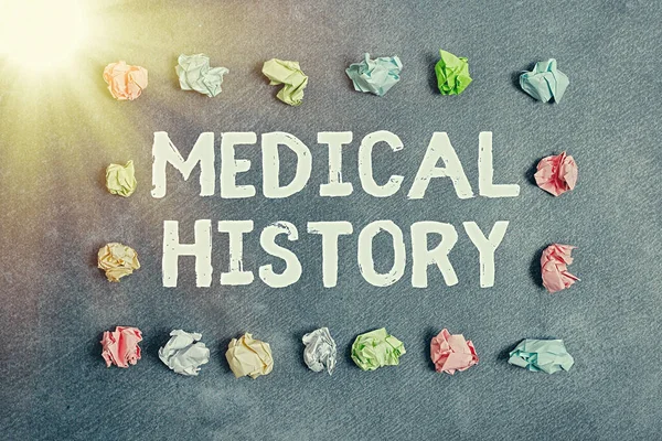 Tıp Tarihi 'nde el yazısı. Kavram, geçmişteki tıbbi sorunların kaydı ve farklı arka planda dijital akıllı telefonları olan bireysel kağıt aksesuarların tedavileri anlamına gelir.. — Stok fotoğraf