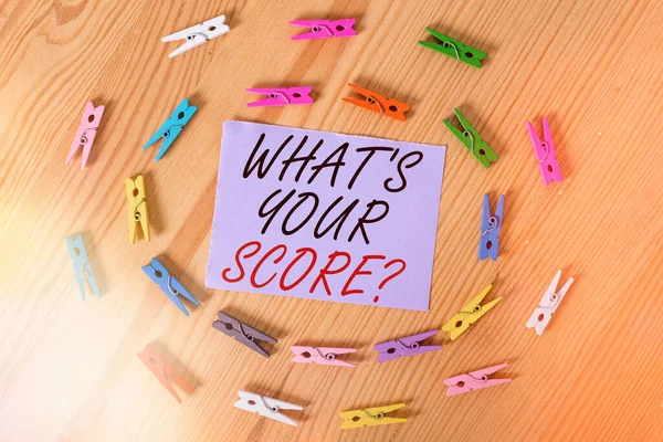 Texto de caligrafia What S Your Score Question. Conceito significado Diga Pessoal Classificação Individual Resultados Médios Estatísticas Colorido clothespin papers empty reminder wooden floor background office . — Fotografia de Stock