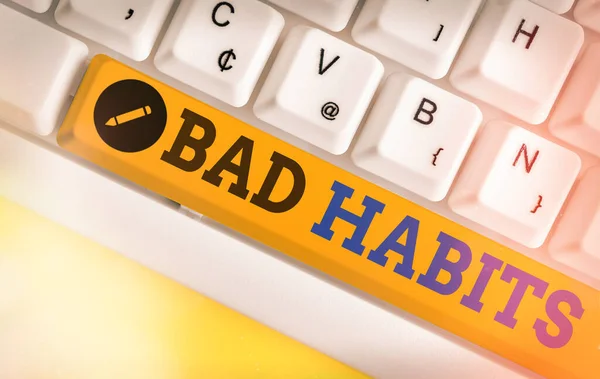 Handschrift tekst Bad Habits. Concept betekent het oncontroleerbare negatieve gewoonlijke gedragspatroon van een individu Verschillende gekleurde toetsenbord sleutel met accessoires op lege kopieerruimte. — Stockfoto