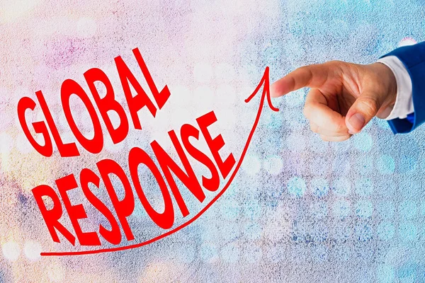 Parola di scrittura del testo Global Response. Business concept per indica il comportamento del materiale lontano dal punto di impatto freccia digitale curva ascendente verso l'alto che denota il concetto di sviluppo della crescita. — Foto Stock