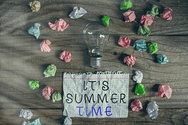 Γραπτό σημείωμα που δείχνει It S Summer Time. Επαγγελματική σεζόν προβολής φωτογραφιών για διασκέδαση και ενθουσιασμό απολαμβάνοντας τον ηλιόλουστο καιρό Ρεαλιστικό χρωματιστά vintage λαμπτήρες, ιδέα λύση σημάδι. — Φωτογραφία Αρχείου
