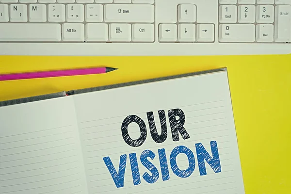 Wortschreibtext Unsere Vision. Geschäftskonzept für eine ehrgeizige Beschreibung dessen, was eine Organisation erreichen möchte Kopierraum auf einem Notizbuch über gelbem Hintergrund mit Tastatur auf dem Tisch. — Stockfoto