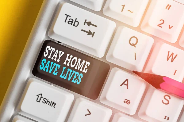 Εγγραφή σημείωμα που δείχνει Stay Home Save Lives. Επαγγελματική φωτογραφία που δείχνει μειώνει τον αριθμό των ασθενών που έχουν μολυνθεί με το να μην αφήνει το σπίτι Χρωματιστό πληκτρολόγιο κλειδί με αξεσουάρ που διοργανώνονται σε κενό χώρο αντίγραφο. — Φωτογραφία Αρχείου