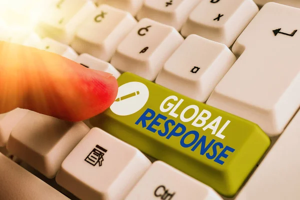 Parola di scrittura del testo Global Response. Business concept per indica il comportamento del materiale lontano dal punto di impatto Tastiera bianca per pc con carta a note vuote sopra lo spazio di copia a chiave bianca. — Foto Stock