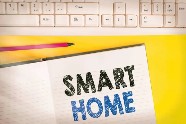 Texte d'écriture de mots Smart Home. Concept d'entreprise pour la maison équipée peut être commandé à distance par téléphone ou ordinateur Copier l'espace sur ordinateur portable au-dessus de fond jaune avec clavier sur la table. — Photo