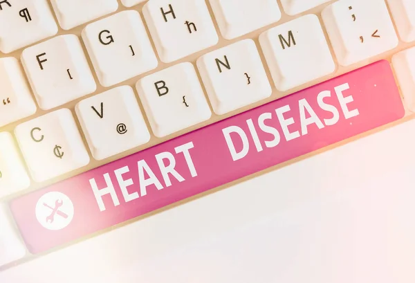 Writing note showing Heart Disease. Business photo showcasing A type of disease that affects the heart or blood vessels Colored keyboard key with accessories arranged on empty copy space. — Stock Photo, Image