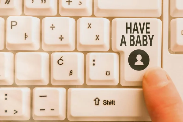 Wortschreibtext Have A Baby. Geschäftskonzept für Eltern, die ein neugeborenes Kind erwarten oder haben werden PC-Tastatur mit Zeigefinger über Hintergrundkopierraum. — Stockfoto