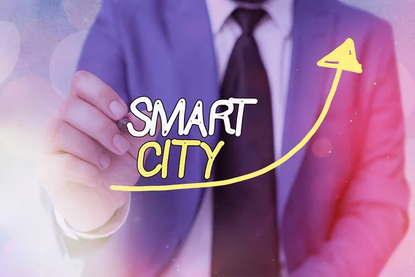 Textovka ukazující Smart City. Konceptuální foto městské oblasti, která využívá komunikační technologie ke sběru dat digitální šipkové křivky rostoucí směrem nahoru označující koncepci rozvoje růstu. — Stock fotografie