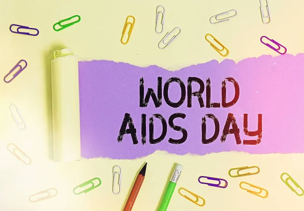 Schriftzug zum Welt-Aids-Tag. Geschäftsfoto anlässlich eines internationalen Tages zur Sensibilisierung für die AIDS-Pandemie Rollte zerrissene Pappe über einen klassischen Holztisch. — Stockfoto