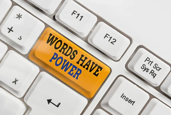 Escrevendo uma nota mostrando Words Have Power. Foto de negócios mostrando ferramentas essenciais que os indivíduos usam para se comunicar e aprender Tecla de teclado colorida com acessórios dispostos em espaço de cópia vazio . — Fotografia de Stock
