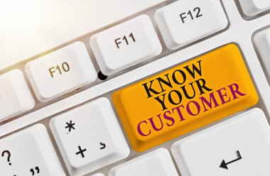 El yazısı, müşterinizi tanıyın. Kavram derken iş tanımlama ve finans güvenliği fikri farklı renklerde klavye anahtarı ve aksesuarlar boş kopya alanına yerleştirilmiş.