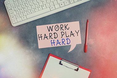 Kavramsal el yazısı Sıkı Çalışın 'ı gösteriyor. Hafta sonları herhangi bir etkinlik partisinde iş fotoğrafı çalışkanlığı ile çalışan kağıt aksesuarları farklı arka planda akıllı telefon düzenlenmiş.