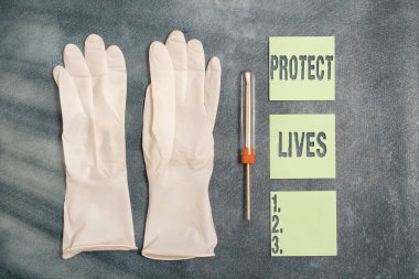 Hayatları Koru 'yu gösteren bir not yazıyorum. Sağlık durumu değerlendirmesi için not defteri olan tıbbi ekipman seti hasar veya tahribattan korunmak için iş fotoğrafı gösterimi.