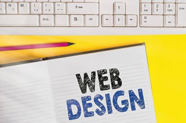 Kelime yazma web tasarımı. Web sitesi oluşturma konsepti içerir yerleşim, içerik ve grafikler Sarı arkaplan üzerinde not defteri üzerinde yer kopyalama tablo üzerinde klavye.