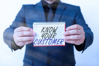 Müşterini Tanımak 'ı gösteren bir not yazıyorum. Ticari kimlik ve finans güvenliği fikrini gösteren iş fotoğrafı sergisi. Fikir yazmak için farklı boş renk notlarını gösteren model..