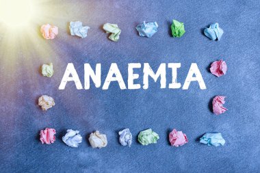 El yazısıyla yazılan anemi. Kavrama, kan kâğıdı aksesuarlarında hemoglobin eksikliği ve farklı arka planda dijital akıllı telefon ile işaretlenmiş bir durum anlamına gelir..