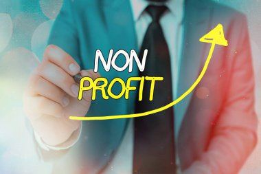 Non Profit 'i gösteren mesaj işareti. Kavramsal fotoğraf, daha çok kar amaçlı dijital ok başı eğrisinin yukarı doğru yükselmesi büyüme kavramını işaret eden bir aktivite değil..
