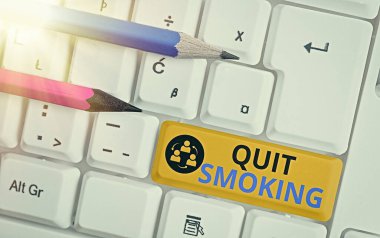 Sigarayı bıraktığını gösteren kavramsal el yazısı. İş fotoğrafı metni: Boş kopya alanına yerleştirilmiş aksesuarlarla tütün içmeyi bırakma veya durdurma süreci.