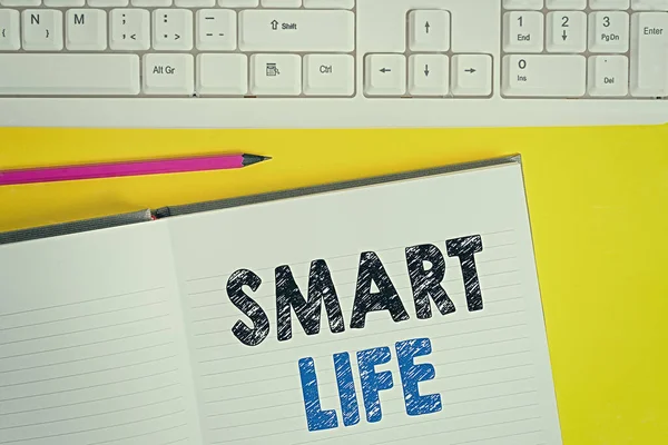 Texto de escritura de palabras Smart Life. Concepto de negocio para la tecnología que trabaja para hacer la vida agradable y cómoda Copiar el espacio en el cuaderno sobre fondo amarillo con teclado en la mesa . — Foto de Stock