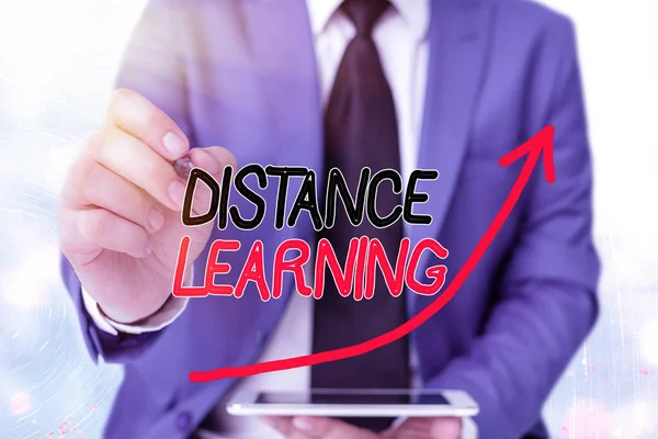 Texte d'écriture Word Distance Learning. Concept d'entreprise pour les conférences éducatives diffusées sur Internet à distance courbe numérique pointe de flèche montant dénotant concept de développement de la croissance. — Photo