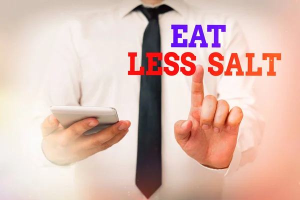 Conceptueel handschrift met Eat Less Salt. Zakelijke foto presentatie verminderen van de natrium-inname op de voedingsmiddelen en dranken Model wijzende vinger symboliseert navigatie vooruitgang groei. — Stockfoto