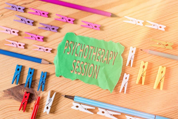 Пишу записку о сеансе психотерапии. Деловое фото, демонстрирующее серию встреч по лечению психических расстройств Цветные прищепки бумаги пустые напоминания деревянный пол фоновый офис . — стоковое фото