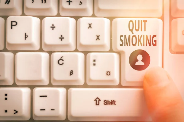 Wortschreibtext Rauchen aufhören. Geschäftskonzept zur Einstellung oder Beendigung des Tabakrauchens PC-Tastatur-Taste mit Zeigefinger über Hintergrundkopierraum. — Stockfoto