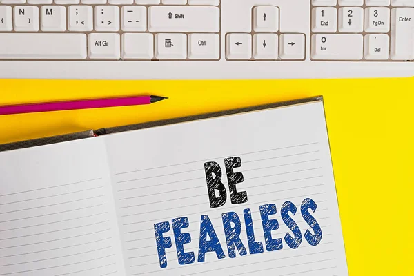 Texto de escritura de palabras Be Fearless. Concepto de negocio para el acto de esforzarse por llevar una vida extraordinaria y hacer una diferencia Copiar el espacio en el portátil sobre el fondo amarillo con el teclado en la mesa . — Foto de Stock