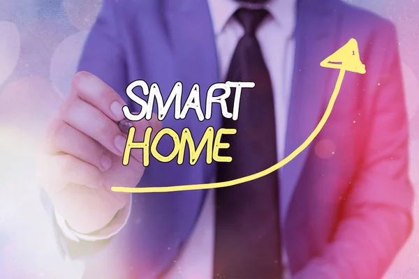 Sinal de texto mostrando Smart Home. Foto conceitual casa equipada pode ser controlada remotamente por telefone ou computador curva de ponta de seta digital aumentando para cima, denotando o conceito de desenvolvimento de crescimento . — Fotografia de Stock