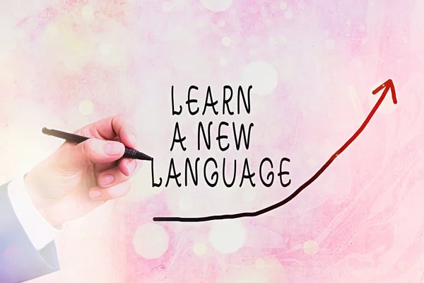 El yazısı yazısıyla Yeni Bir Dil Öğrenin. İkinci veya yabancı dil dijital ok başı eğrisinde iletişim kurma yeteneği kavramının yukarı doğru yükselmesi büyüme kavramını gösteriyor. — Stok fotoğraf