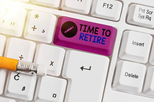 Konceptuell handstil som visar Time To Retire. Affärsfoto visa upp banksparkonto, försäkring och pensionsplanering Färgat tangentbord nyckel med tillbehör arrangerade på kopieringsutrymme. — Stockfoto