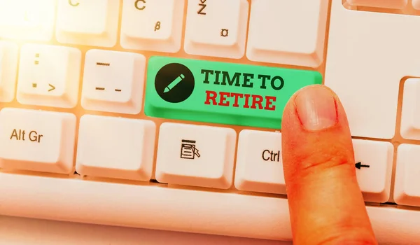 Signo de texto que muestra Time To Retire. Fotografía conceptual cuenta de ahorros bancarios, seguros y planificación de pensiones Teclado de PC blanco con papel de nota vacío sobre el espacio de copia de tecla blanca . —  Fotos de Stock