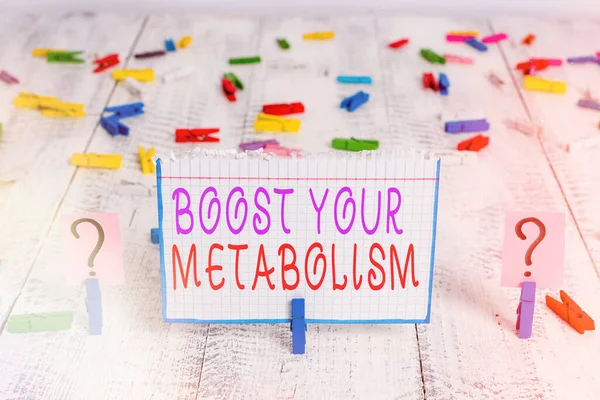 Escritura a mano conceptual que muestra Boost Your Metabolism. Foto de negocios mostrando el proceso corporal utiliza para hacer y quemar energía de los alimentos Hoja de desmoronamiento con clips de papel colocados en la mesa de madera . — Foto de Stock