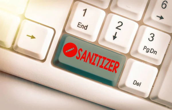 Textzeichen mit Sanitizer. Konzeptfotos Flüssigkeit oder Gel im Allgemeinen verwendet, um Infektionserreger zu verringern Weiße PC-Tastatur mit leerem Notizpapier über weißem Kopierraum. — Stockfoto