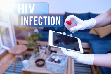 HİV enfeksiyonunu gösteren bir mesaj. Elektronik cihazlar içindeki HIV enfeksiyonundan kaynaklanan bağışıklık sistemi hastalığı dezenfektan tarafından kontrol edilen konsept fotoğraf..