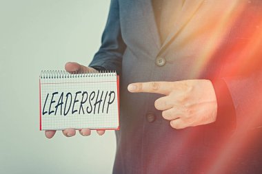 El yazısı Liderliği. Ortak bir hedefe ulaşmak için motivasyon sanatı kavramını kavra. Model, farklı boş renk notlarını yazma fikri için modelleme yapıyor..