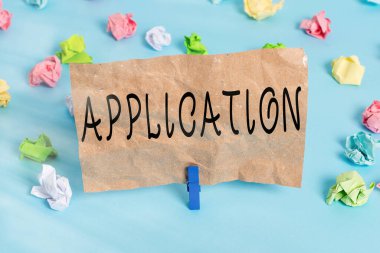 Uygulamayı gösteren metin işareti. Kavramsal fotoğraf. Resmi ve genellikle yazılı olan bir şeyin siparişi. Renkli buruşmuş kağıtlar boş hatırlatıcı mavi zemin çamaşır mandalı..