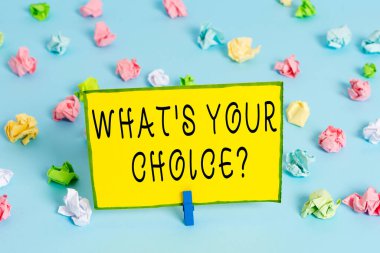 Kelime yazma metni Seçiminiz Sorusu. Seçenek Kararı Tercihli Fikir için iş konsepti Renkli buruşuk kağıtlar boş hatırlatıcı mavi zemin çamaşır mandalı.