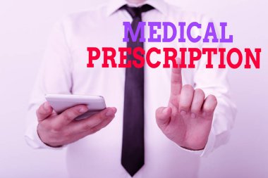 Tıbbi reçeteyi gösteren kavramsal el yazısı. Bir doktor model tarafından uygulanan ve seyrüsefer ilerlemesini sembolize eden iş fotoğraflarının yer aldığı sağlık programı.