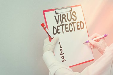 Kelime yazma virüsü tespit edildi. Tıbbi tanı analizi sonucu için gösterilen kötü amaçlı yazılım laboratuvarı kan testini önlemek ve kaldırmak için kullanılan bir bilgisayar programı için iş kavramı.