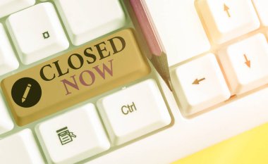 El yazısı metni şimdi kapatıldı. Ticaretin özellikle kısa bir süre için ticareti durduran bir işin anlamını kavra beyaz tuş alanının üzerinde boş not kağıdı bulunan beyaz pc klavye.