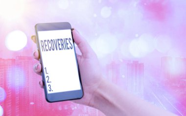 El yazısı metinleri Kurtarma. Renkli bokeh arkaplan altında beyaz ekranlı, kayıp bir şeyi yeniden ele geçirme veya kontrol etme süreci anlamına gelir.