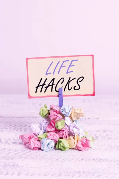 Escribiendo nota mostrando Life Hacks. Estrategia o técnica de escaparate de fotos de negocios adoptada para gestionar las actividades de manera eficiente Recordatorio pila de papel arrugado color tendedero espacio de madera . — Foto de Stock