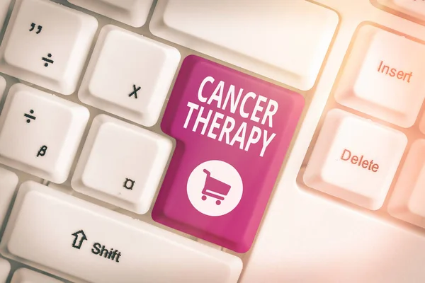 Текстовый знак, показывающий лечение рака. Концептуальная фотография лечения рака у пациента часто с помощью химиотерапии Различные цвета клавиши клавиатуры с аксессуарами расположены на пустом пространстве копирования . — стоковое фото