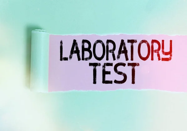 Segno di testo che mostra il test di laboratorio. Foto concettuale Determinazione di una diagnosi medica dalle sostanze testate Cartone strappato laminato posto sopra un classico fondo tavolo in legno. — Foto Stock