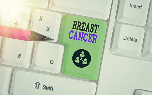 Słowo pisanie tekstu Rak piersi. Biznes koncepcja choroby, w której komórki w piersi rosną poza kontrolą Różne kolorowe klawisze klawiatury z akcesoriami rozmieszczone na pustej przestrzeni kopii. — Zdjęcie stockowe