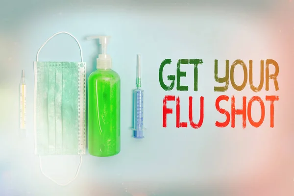 Signe texte montrant Get Your Flu Shot. Une photo-immunisation conceptuelle est donnée chaque année pour se protéger contre la grippe Equipements médicaux de précaution primaires pour la protection des soins de santé. — Photo