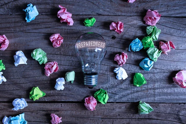 "Conceptual hand writing showing Preparedness". Photo d'affaires montrant la qualité ou l'état d'être préparé en cas d'événements inattendus Ampoules vintage colorées réalistes, solution de signe d'idée. — Photo