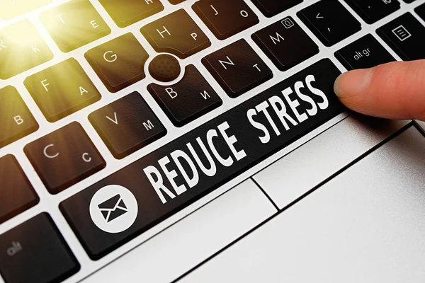 Konceptuell handstil som visar Reduce Stress. Business foto text för att minska tillståndet av mental eller känslomässig påfrestning eller spänning st tangentbord med pekfingret ovanför bakgrunden kopiera utrymme. — Stockfoto
